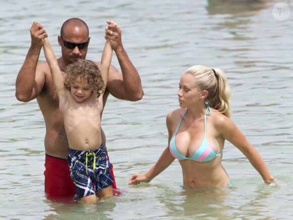 Exclu - Kendra Wilkinson passe ses vacances en famille avec son mari Hank Baskett et leur fils Hank à Hawaii, les 5 et 6 juillet 2013.