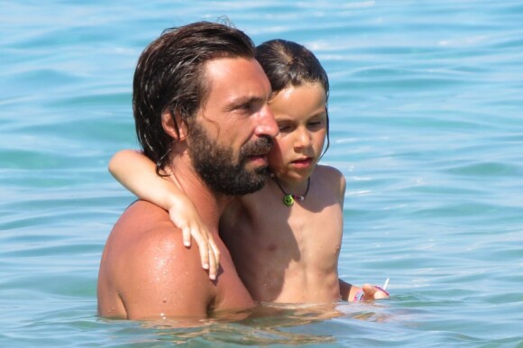 EXCLU - Andrea Pirlo, père attentionné en vacances à Ibiza avec sa belle Deborah et leurs enfants Niccolo et Angela, le 14 juillet 2013