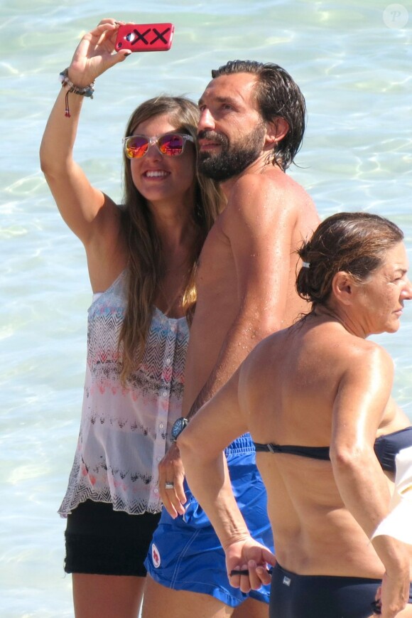 Andrea Pirlo lors de ses vacances à Ibiza le 15 juillet 2013 prend la pose avec ses fans