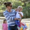 Jennifer Garner avec un bidon rebondi emmène ses enfants Violet, Seraphina et Samuel au parc à Pacific Palisades, le 15 juillet 2013.