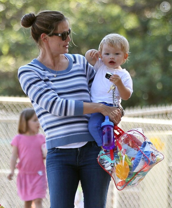 Jennifer Garner avec un bidon rebondi emmène ses enfants Violet, Seraphina et Samuel au parc à Pacific Palisades, le 15 juillet 2013.