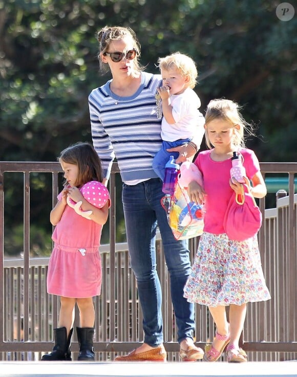 Jennifer Garner emmène ses enfants Violet, Seraphina et Samuel au parc à Pacific Palisades, le 15 juillet 2013.