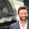 Hugh Jackman tout charme dehors pour la première mondiale du film Wolverine à Londres le 16 juillet 2013.