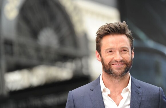 Hugh Jackman tout charme dehors pour la première mondiale du film Wolverine à Londres le 16 juillet 2013.