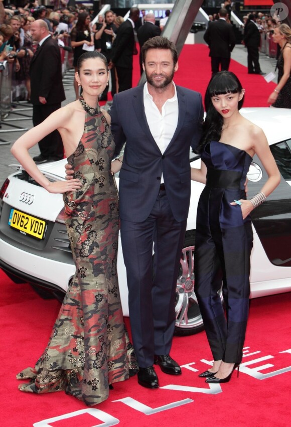 Tao Okamoto, Hugh Jackman, Rila Fukushima posent ensemble à la première mondiale du film Wolverine à Londres le 16 juillet 2013.