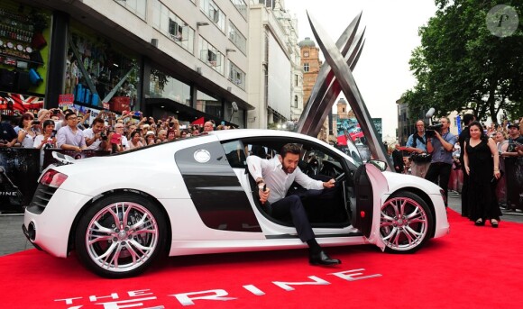 Hugh Jackman arrive dans une Audi sportive à la première mondiale du film Wolverine à Londres le 16 juillet 2013.