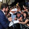 Hugh Jackman signe des autographes à la première mondiale du film Wolverine à Londres le 16 juillet 2013.