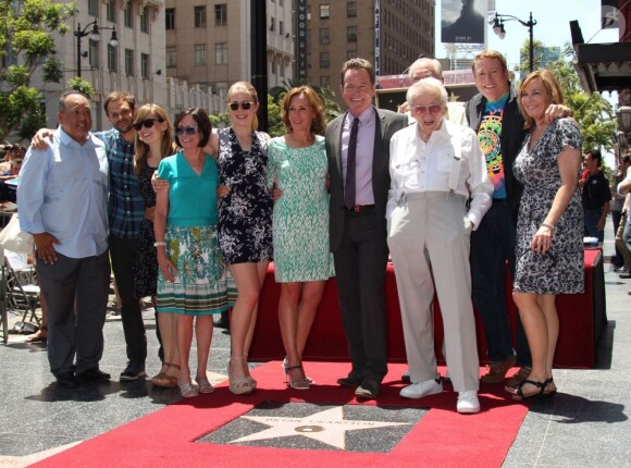 Bryan Cranston bien entouré sur le Walk Of Fame à Hollywood, le 16 juillet 2013.