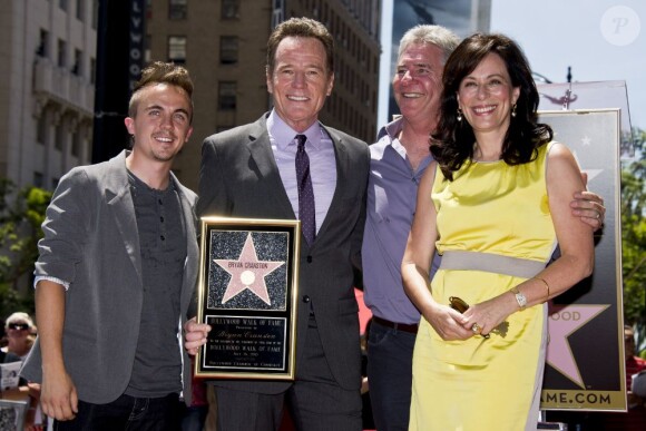 Frankie Muniz et Jane Kaczmarek félicitent Bryan Cranston sur le Walk Of Fame à Hollywood, le 16 juillet 2013.
