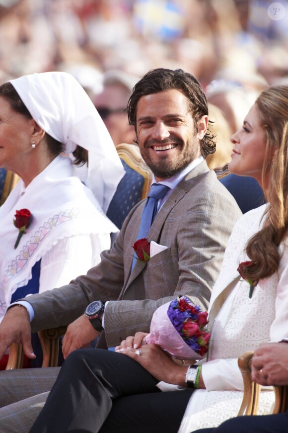 Le prince Carl Philip de Suède. La princesse Victoria de Suède fêtait le 14 juillet 2013 son 36e anniversaire. Dans la plus pure tradition, une grande soirée de gala était organisée au stade de Borgholm, non loin du palais Solliden, à laquelle ont assisté le roi Carl XVI Gustaf, la reine Silvia, le prince Daniel ainsi que la princesse Madeleine et son mari Chris O'Neill.