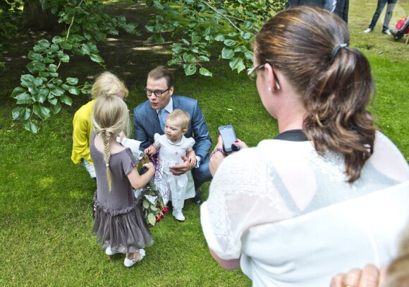 La princesse Estelle de Suède était, le 14 juillet 2013 à Solliden, la petite vedette de la première moitié de la journée du 36e anniversaire de sa maman la princesse Victoria.
