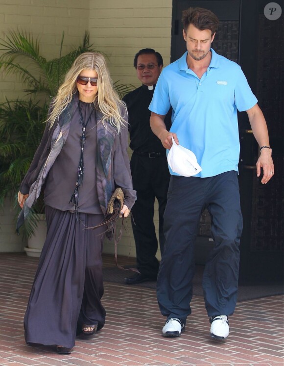 Fergie enceinte et son mari Josh Duhamel sortent de l'église à Brentwood, le 2 juin 2013.