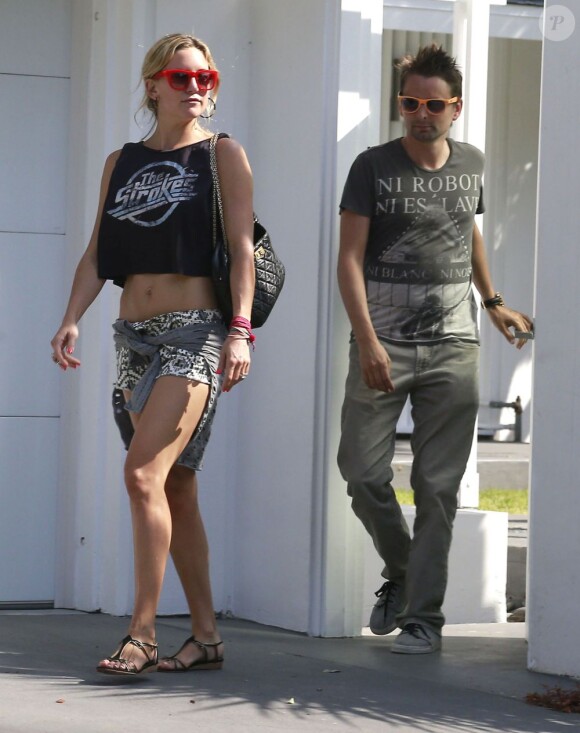 Exclusif - Kate Hudson et son fiancé Matthew Bellamy devant leur maison à Los Angeles, le 4 mai 2013.