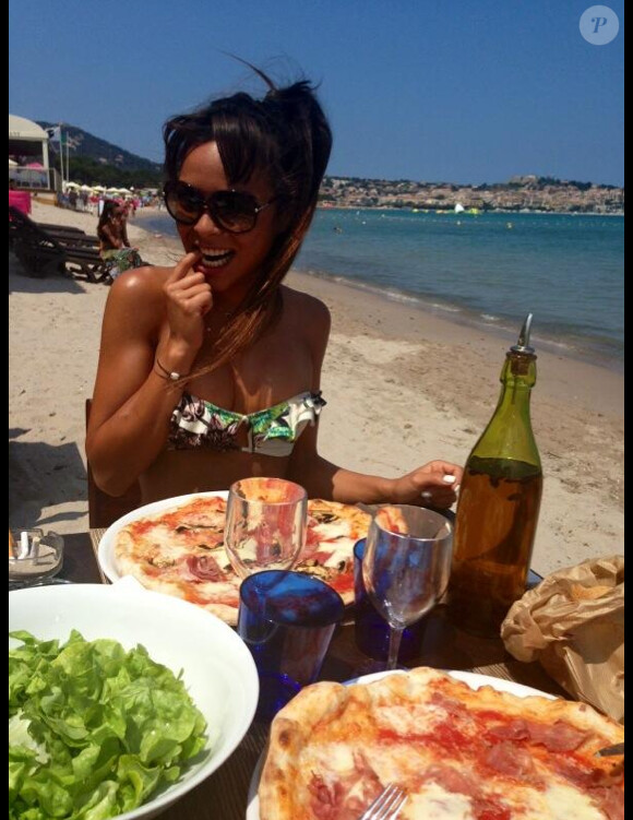 Pause déjeuner pour Tara Damiano de Secret Story 7, sexy, durant ses vacances en Corse - Twitter