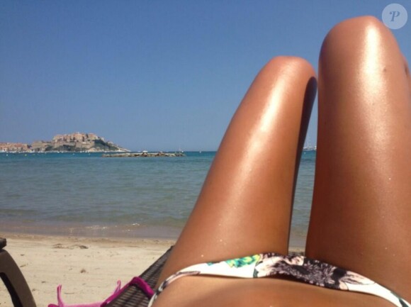 Tara Damiano de Secret Story 7 : une belle plante durant ses vacances en Corse - Twitter
