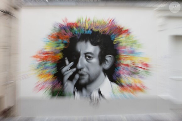 Un portrait de Serge Gainsbourg a été peint sur la nouvelle façade de sa dernière demeure rue de Verneuil à Paris, le 18 juillet 2013.