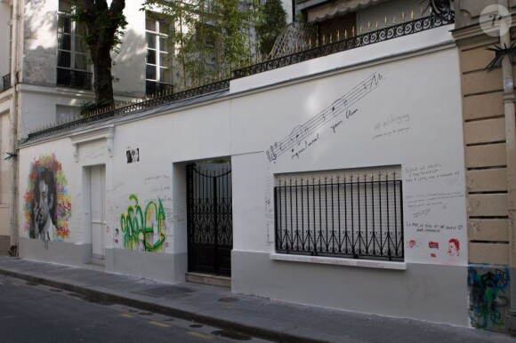 La nouvelle façade de l'ultime demeure de Serge Gainsbourg rue de Verneuil à Paris, le 18 juillet 2013.