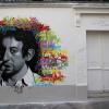 Après avoir été entièrement repeinte en blanc, la façade de la dernière demeure de Serge Gainsbourg, rue de Verneuil à Paris, a été à nouveau graffée. Le 18 juillet 2013.