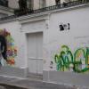 Après avoir été entièrement repeinte en blanc, la façade de la dernière demeure de Serge Gainsbourg, rue de Verneuil à Paris, a été à nouveau graffée. Le 18 juillet 2013.
