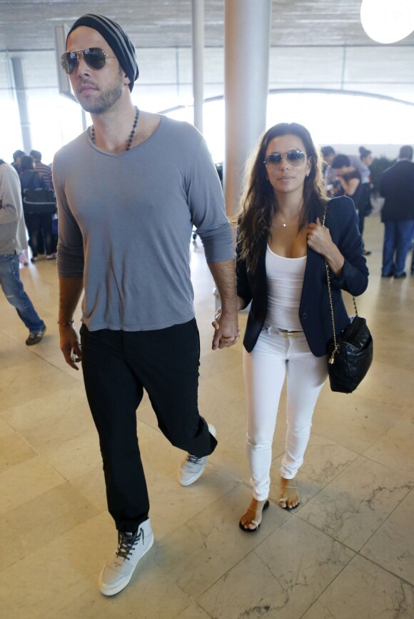 Eva Longoria et son compagnon Ernesto Arguello se rendent à l'aéroport Charles de Gaulle à Paris le 9 juillet 2013.
