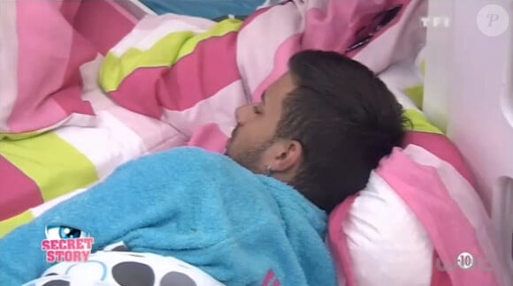 Eddy reprochant à Vincent de jouer avec Alexia, le 19 juillet dans Secret Story 7.