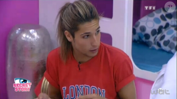 Eddy reprochant à Vincent de jouer avec Alexia, le 19 juillet 2013 dans Secret Story 7.