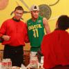 Le nouveau joueur du FC Barcelone Neymar a pris la pose avec les serveurs lors d'un dîner au restaurant Porcao de Rio de Janeiro le 18 juillet 2013 avec ses proches et sa famille