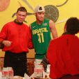 Le nouveau joueur du FC Barcelone Neymar a pris la pose avec les serveurs lors d'un dîner au restaurant Porcao de Rio de Janeiro le 18 juillet 2013 avec ses proches et sa famille