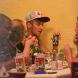 Le nouveau joueur du FC Barcelone Neymar lors d'un dîner au restaurant Porcao de Rio de Janeiro le 18 juillet 2013 avec ses proches et sa famille