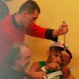 Le nouveau joueur du FC Barcelone Neymar s'offre un morceau de viande lors d'un dîner au restaurant Porcao de Rio de Janeiro le 18 juillet 2013 avec ses proches et sa famille