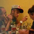 Le nouveau joueur du FC Barcelone Neymar lors d'un dîner au restaurant Porcao de Rio de Janeiro le 18 juillet 2013 avec ses proches et sa famille