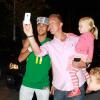 Le nouveau joueur du FC Barcelone Neymar prend la pose avec un père de famille après un dîner au restaurant Porcao de Rio de Janeiro le 18 juillet 2013 avec ses proches et sa famille