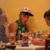 Le nouveau joueur du FC Barcelone Neymar apprécie un dîner au restaurant Porcao de Rio de Janeiro le 18 juillet 2013 avec ses proches et sa famille