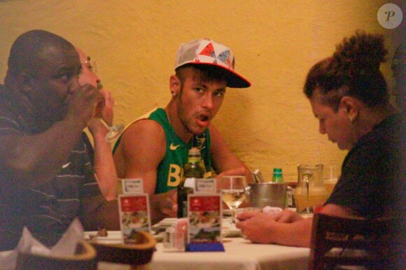 Le nouveau joueur du FC Barcelone Neymar apprécie un dîner au restaurant Porcao de Rio de Janeiro le 18 juillet 2013 avec ses proches et sa famille