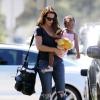 Exclusif - L'ex-star de Sex and the city, Kristin Davis et sa fille Gemma à Santa Monica, le 19 juillet 2013.
