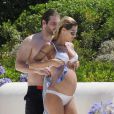 Michelle Hunzikeret son baby-bump en vacances à Ibiza avec son compagnon Tomaso Trussardi, le 20 juillet 2013