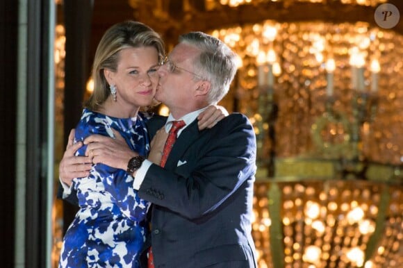 Le roi Philippe et la reine Mathilde de Belgique s'embrassent une dernière fois au balcon du palais royal à Bruxelles avant le feux d'artifices de la fête natioanle, le 21 juillet 2013.