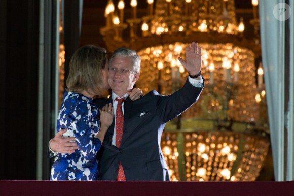 Le roi Philippe et la reine Mathilde de Belgique se présentent une dernière fois au balcon du palais royal à Bruxelles avant le feux d'artifices de la fête natioanle, le 21 juillet 2013.