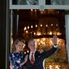 Il est 22h15 quant le roi Philippe et la reine Mathilde de Belgique se présentent une dernière fois au balcon du palais royal à Bruxelles avant le feux d'artifices de la fête natioanle, le 21 juillet 2013.