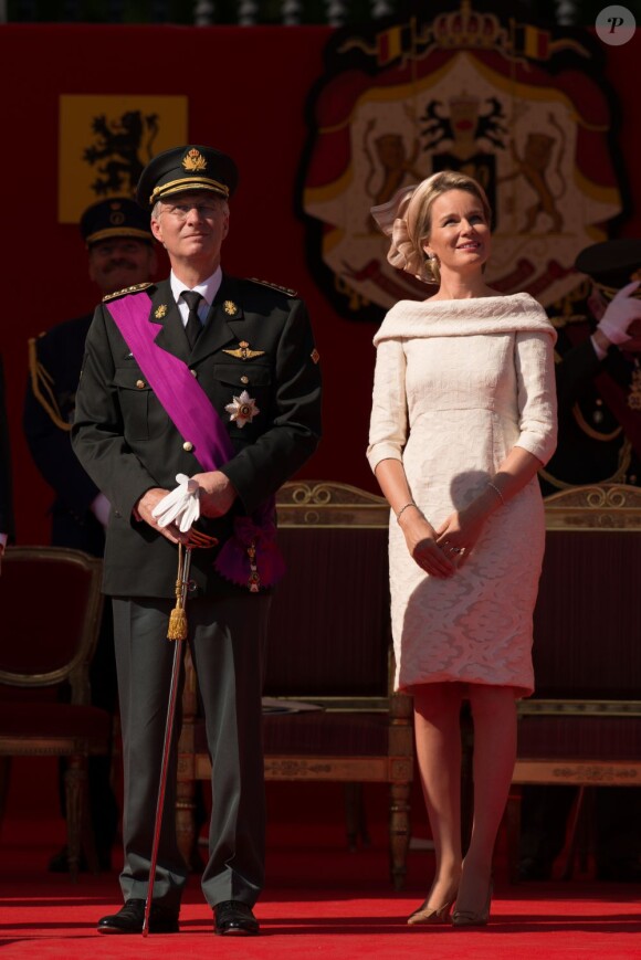 Le roi Philippe et la reine Mathilde de Belgique - la famille royale de Belgique assite à la parade militaire à Bruxelles, le 21 juillet 2013.