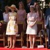 La famille royale de Belgique assiste à la parade militaire à Bruxelles en Belgique, le 21 juillet 2013. Étaient présents: le roi Philippe, la reine Mathilde, le roi Albert II et la reine Paola, le prince Emmanuel, la princesse Elisabeth, le prince Gabriel, la princesse Eleonore, le prince Laurent, la princesse Claire, la princesse Astrid, le prince Lorenz et la reine Fabiola de Belgique.