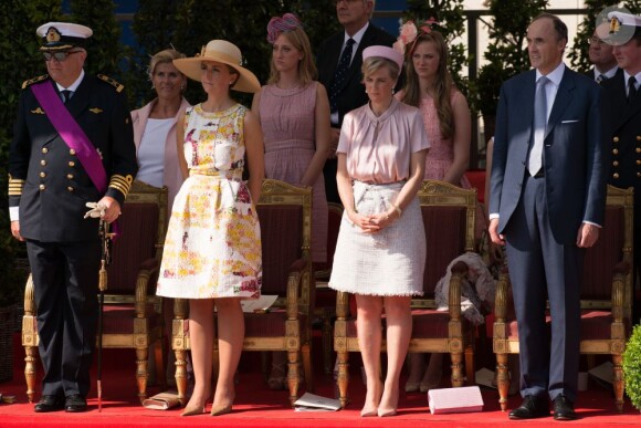 La famille royale de Belgique assiste à la parade militaire à Bruxelles en Belgique, le 21 juillet 2013. Étaient présents: le roi Philippe, la reine Mathilde, le roi Albert II et la reine Paola, le prince Emmanuel, la princesse Elisabeth, le prince Gabriel, la princesse Eleonore, le prince Laurent, la princesse Claire, la princesse Astrid, le prince Lorenz et la reine Fabiola de Belgique.