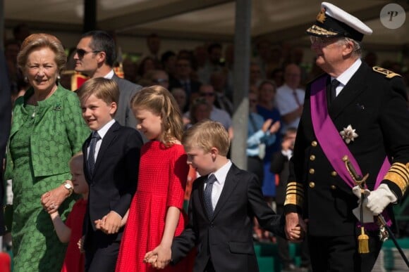 La reine Fabiola et Albert II accompagnent leurs petits-enfants lors de la parade militaire à Bruxelles, le 21 juillet 2013.