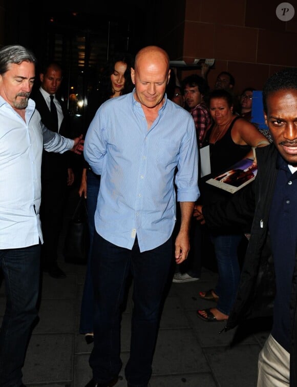 Bruce Willis suivi d'Emma Heming au C Restaurant à Londres le 21 juillet 2013.