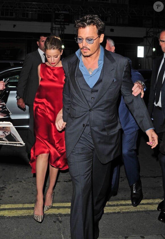 Johnny Depp main dans la main avec Amber Heard au C Restaurant à Londres le 21 juillet 2013.