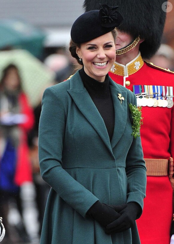 Kate Middleton en Wickstead, adorable dans une robe manteau plissée qui accentue son côté preppy qu'on aime tant.