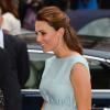 Kate Middleton dans une robe sur mesure Emilia Wickstead d'un bleu gris renversant.