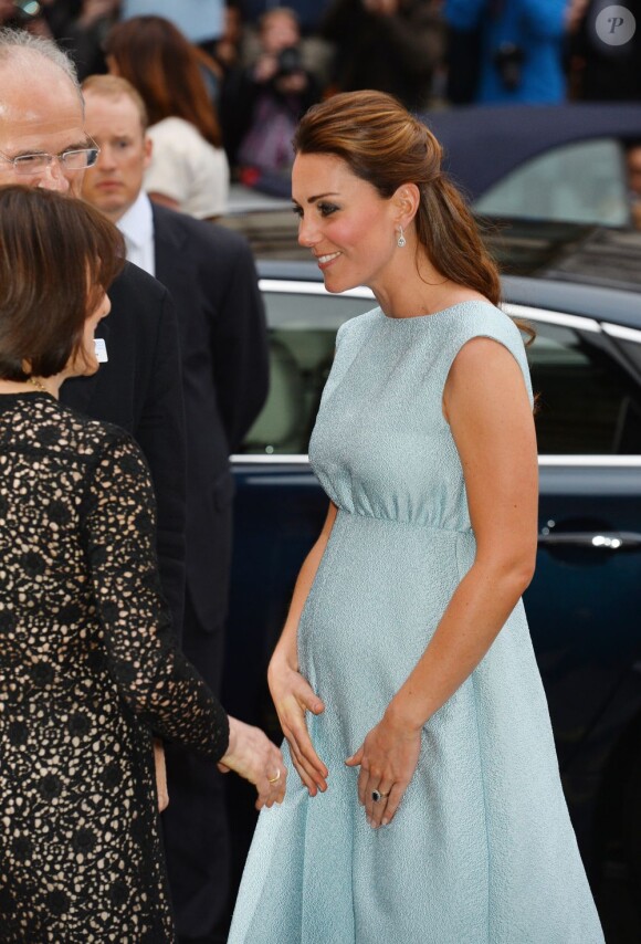 Kate Middleton dans une robe sur mesure Emilia Wickstead d'un bleu gris renversant.
