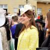 Kate Middleton dans une autre robe manteau jaune poussin rayonne sur la pelouse. Une tenue signée de l'une de ses créatrices favorites : Emilia Wickstead