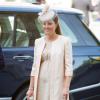 Kate Middleton continue sur sa lancée des tons pastels et se glisse dans une fabuleuse tenue Jenny Packham